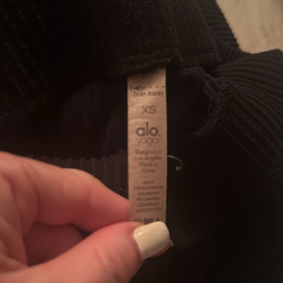 ALO Yoga Women's Black Cropped Hoodie and sweatpants set - Picture 14 of 14